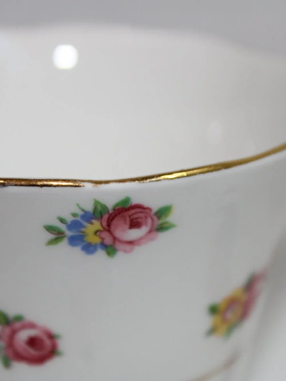 Vintage/40's Colclough Bone China 'Petite Flowers' Teacup & Saucer w/ Gold Rims